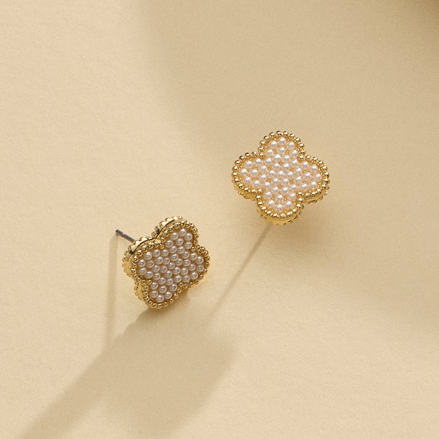 Hokka Elegant Pearl Quatrefoil Shape Stud Earrings