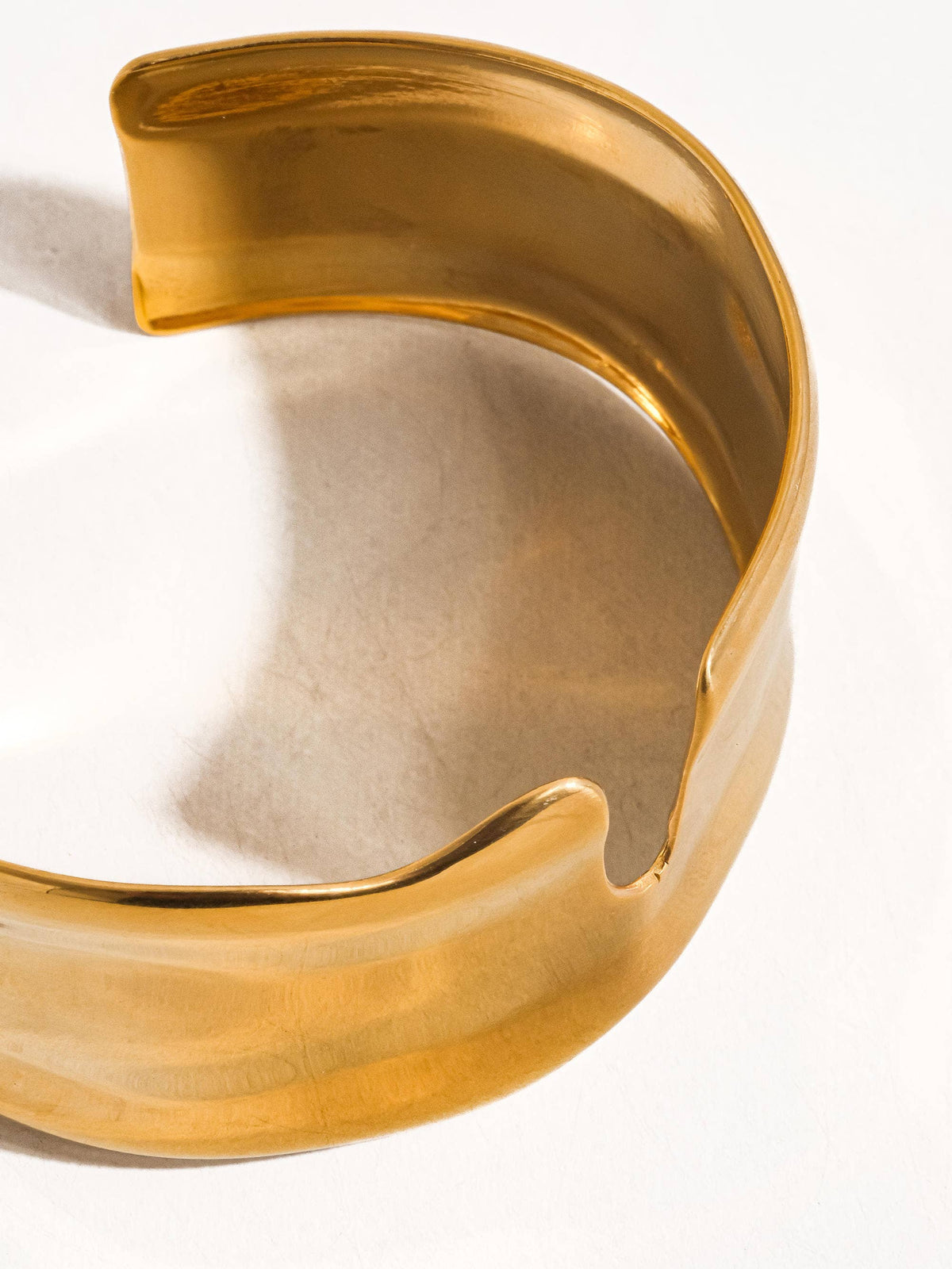 Flânerie by MAIQ Clyde 18K Gold Non-Tarnish Abstract Bold Bangle
